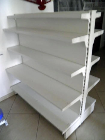 regál pro dětské hračky s bezpečným designem