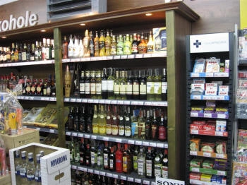 regál pro ekologické produkty s přírodní povrchovou úpravou